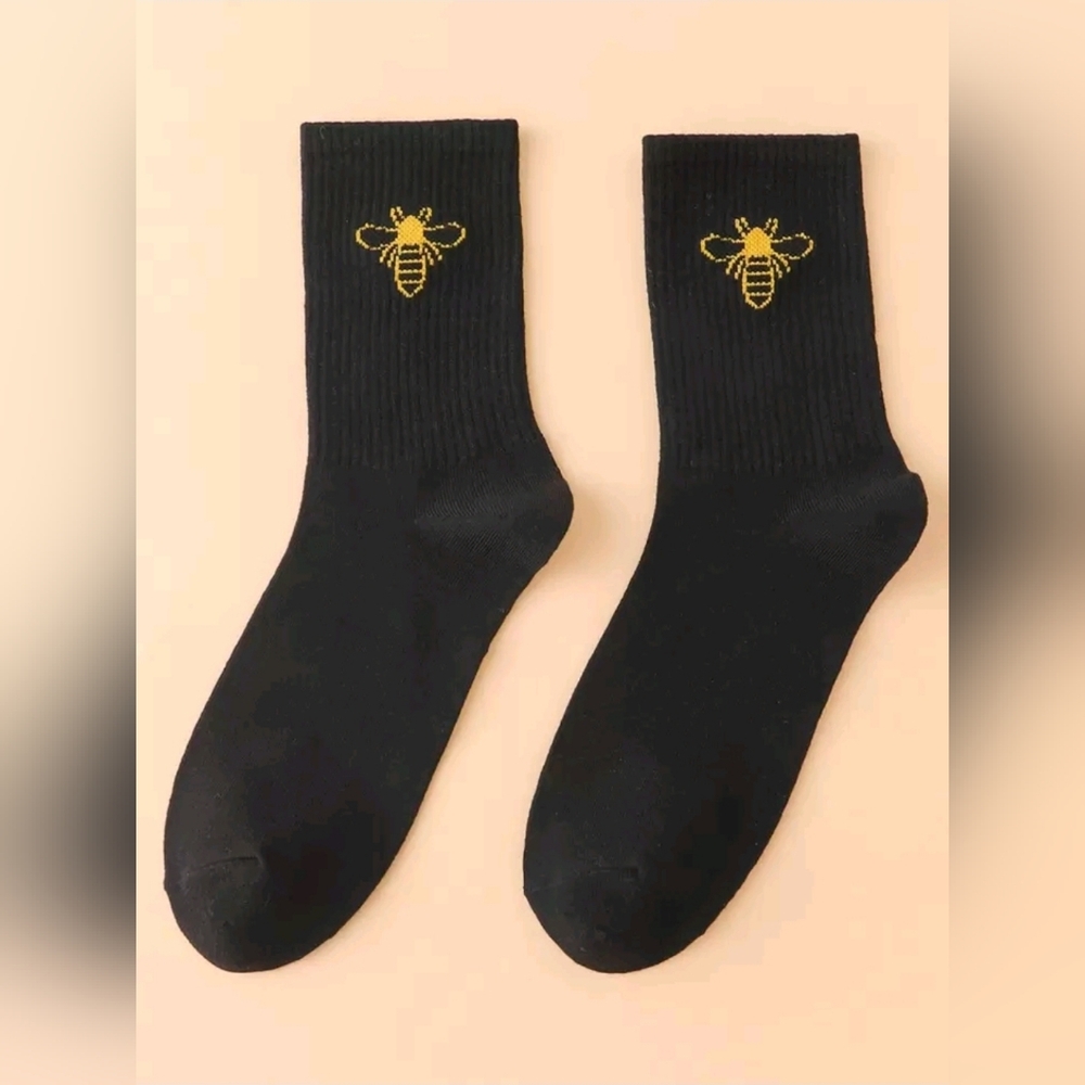 Black Bee Embroidered Crew Socks | Cozy Knit Fall/Winter Style